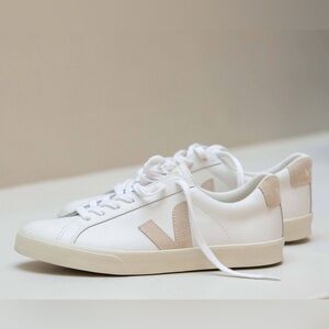 Veja LIKE NEW Esplar white sable suede sneakers - size 6